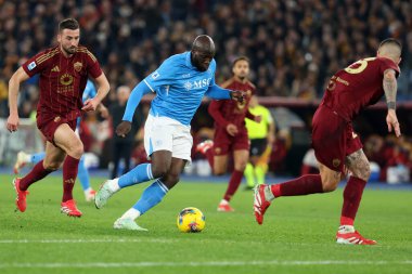 Roma, İtalya 02.02.2025: Romanlardan Bryan Cristante, Napoli 'den Romelu Lukaku İtalya futbol şampiyonası sırasında Serie A Enilive 2024-2025 AS Roma-SSC Napoli karşılaşması 2 Şubat 2025' te Roma 'daki Stadio Olimpico' da.