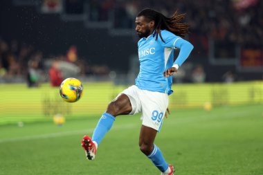 Roma, İtalya 02.02.2025: Napoli 'li Frank Zambo Anguissa İtalya Futbol Şampiyonası sırasında Serie A Enilive 2024-2025 AS Roma-SSC Napoli maçında 2 Şubat 2025' te Roma 'da Stadio Olimpico' da.