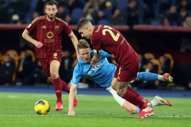 Roma, İtalya 02.02.2025: Napoli 'den Scott Mctominay, İtalya futbol şampiyonluğu sırasında Roma' dan Gianluca Mancini Serie A Enilive 2024-2025 Roma-SSC Napoli karşılaşması 2 Şubat 2025 'te Roma' daki Stadio Olimpico 'da.