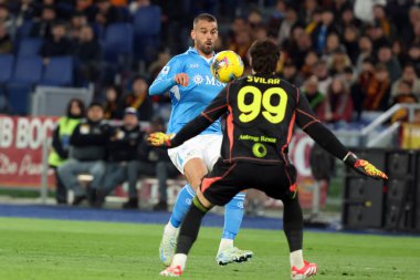 Roma, İtalya 02.02.2025: Napoli 'li Leonardo Spinazzola 2 Şubat 2025' te Roma 'da Stadio Olimpico' da oynanan SSC Napoli maçında İtalya Futbol Şampiyonası Serie A Enilive 2024-2025 maçında golü attı ve takımla birlikte kutladı..