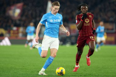 Roma, İtalya 02.02.2025: Napoli 'den Scott Mctominay, İtalya futbol şampiyonası sırasında Roma' dan Manu Kone Serie A Enilive 2025-2025 AS Roma-SSC Napoli karşılaşması 2 Şubat 2025 'te Roma' daki Stadio Olimpico 'da.
