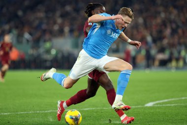 Roma, İtalya 02.02.2025: Napoli 'den Scott Mctominay, İtalya futbol şampiyonası sırasında Roma' dan Manu Kone Serie A Enilive 2025-2025 AS Roma-SSC Napoli karşılaşması 2 Şubat 2025 'te Roma' daki Stadio Olimpico 'da.