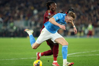 Roma, İtalya 02.02.2025: Napoli 'den Scott Mctominay, İtalya futbol şampiyonası sırasında Roma' dan Manu Kone Serie A Enilive 2025-2025 AS Roma-SSC Napoli karşılaşması 2 Şubat 2025 'te Roma' daki Stadio Olimpico 'da.