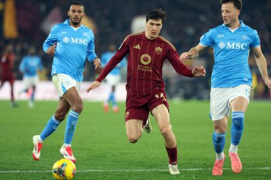 Roma, İtalya 02.02.2025: Napoli 'li Juan İsa, Roma' lı Eldor Shomurodov, İtalya futbol şampiyonası sırasında Napoli 'li Amir Rrahmani Serie A Enilive 2024-2025 Roma-SSC Napoli maçında Roma' daki Stadio Olimpico 'da SSC Napoli' ye karşı.