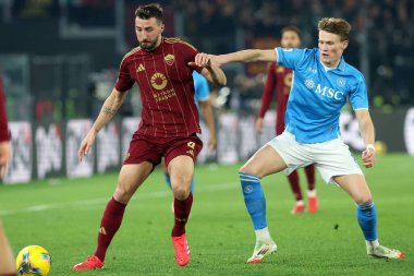 Roma, İtalya 02.02.2025: Romanlardan Bryan Cristante, Napoli 'den Scott Mctominay İtalya futbol şampiyonası sırasında Serie A Enilive 2024-2025 AS Roma-SSC Napoli karşılaşması 2 Şubat 2025' te Roma 'daki Stadio Olimpico' da.