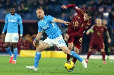 Roma, İtalya 02.02.2025: Napoli 'li Stanislav Lobotka, İtalya Futbol Şampiyonası sırasında Romanyalı Niccolo Pisilli Serie A Enilive 2024-2025 Roma-SSC Napoli maçında 2 Şubat 2025' te Roma 'daki Stadio Olimpico' da SSC Napoli 'ye karşı.