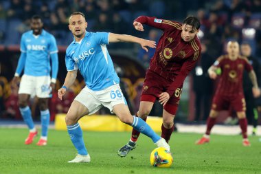 Roma, İtalya 02.02.2025: Napoli 'li Stanislav Lobotka, İtalya Futbol Şampiyonası sırasında Romanyalı Niccolo Pisilli Serie A Enilive 2024-2025 Roma-SSC Napoli maçında 2 Şubat 2025' te Roma 'daki Stadio Olimpico' da SSC Napoli 'ye karşı.