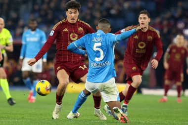 Roma, İtalya 02.02.2025: Roma 'dan Eldor Shomurodov, İtalya futbol şampiyonası sırasında Napoli' den Juan İsa Serie A Enilive 2024-2025 Roma-SSC Napoli karşılaşması 2 Şubat 2025 'te Roma' daki Stadio Olimpico 'da.