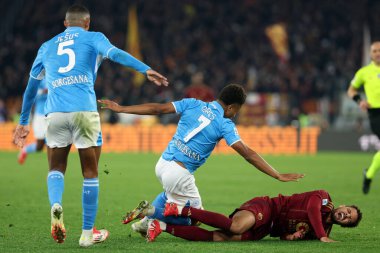 Roma, İtalya 02.02.2025: Napoli 'den David Neres Campos, İtalya futbol şampiyonası sırasında Roma' dan Devyne Rensch Serie A Enilive 2024-2025 Roma-SSC Napoli karşılaşması 2 Şubat 2025 'te Roma' daki Stadio Olimpico 'da.