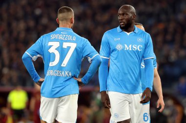 Roma, İtalya 02.02.2025: Napoli 'li Leonardo Spinazzola, Napoli' li Romelu Lukaku İtalya futbol şampiyonası sırasında Serie A Enilive 2024-2025 Roma-SSC Napoli maçında 2 Şubat 2025 'te Roma' daki Stadio Olimpico 'da SSC Napoli' ye karşı.