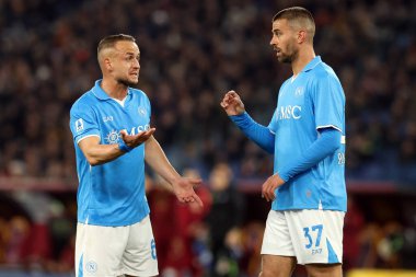 Roma, İtalya 02.02.2025: Napoli 'li Stanislav Lobotka, Napoli' li Leonardo Spinazzola İtalyan futbol şampiyonası Serie A Enilive 2024-2025 maçında AS Romanlar SSC Napoli 'ye karşı Roma' daki Stadio Olimpico 'da 2 Şubat 2025.