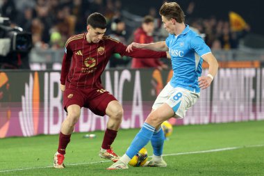 Roma, İtalya 02.02.2025: Roma 'nın Matias Soule' si, İtalya futbol şampiyonası sırasında Napoli 'nin Scott Mctominay Serie A Enilive 2025 Roma-SSC Napoli karşılaşması 2 Şubat 2025' te Roma 'daki Stadio Olimpico' da.
