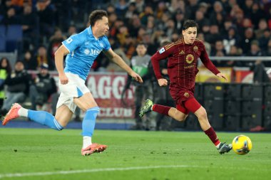 Roma, İtalya 02.02.2025: Napoli 'den Amir Rrahmani, İtalya futbol şampiyonluğu sırasında Roma' dan Niccolo Pisilli Serie A Enilive 2025 Roma-SSC Napoli maçında 2 Şubat 2025 'te Roma' daki Stadio Olimpico 'da mücadele etti..