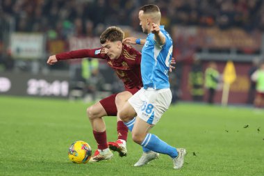Roma, İtalya 02.02.2025: İtalyan Stanislav Lobotka 'dan Alexis Saelemaekers İtalya futbol şampiyonası sırasında Serie A Enilive 2024-2025 AS Roma-SSC Napoli maçında 2 Şubat 2025' te Roma 'da Stadio Olimpico' da.