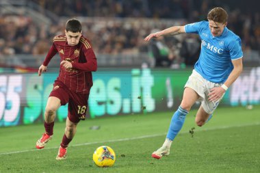 Roma, İtalya 02.02.2025: Roma 'nın Matias Soule' si, İtalya futbol şampiyonası sırasında Napoli 'nin Scott Mctominay Serie A Enilive 2025 Roma-SSC Napoli karşılaşması 2 Şubat 2025' te Roma 'daki Stadio Olimpico' da.