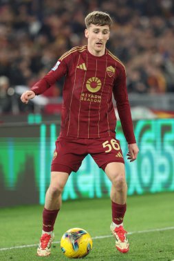 Roma, İtalya 02.02.2025: İtalya Futbol Şampiyonası sırasında Nikola Zalewski İtalya 'da oynanan Serie A Enilive 2024-2025 karşılaşmasında AS Romanlar SSC Napoli' ye karşı Roma 'daki Stadio Olimpico' da 2 Şubat 2025.