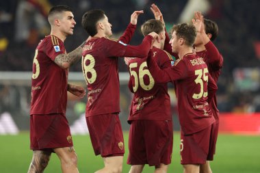 Roma, İtalya 02.02.2025: Romanlardan Alexis Saelemaekers, Romanlardan Alexis Saelemaekers, İtalyan futbol şampiyonası Serie A Enilive 2024-2025 sezonunun sonunda Roma 'daki Stadio Olimpico' da AS Roman-SSC Napoli karşılaşmasını kutluyor..