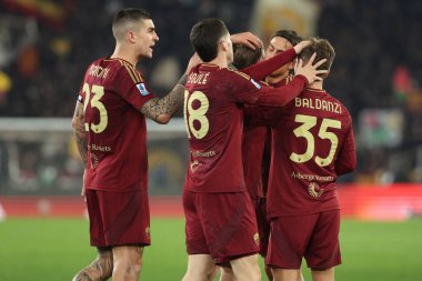 Roma, İtalya 02.02.2025: Romanlardan Gianluca Mancini, Romanlardan Matias Soule ve Romanlardan Tommaso Baldanzi, İtalyan futbol şampiyonası Serie A Enilive 2024-2025 karşılaşmasının sonunda Roma 'daki Stadio Olimpico' da AS Roma 'ya karşı SSC Napoli karşılaşmasını kutluyor,