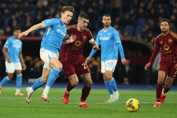Roma, İtalya 02.02.2025: Napoli 'den Scott Mctominay, İtalya futbol şampiyonluğu sırasında Roma' dan Gianluca Mancini Serie A Enilive 2024-2025 Roma-SSC Napoli karşılaşması 2 Şubat 2025 'te Roma' daki Stadio Olimpico 'da.