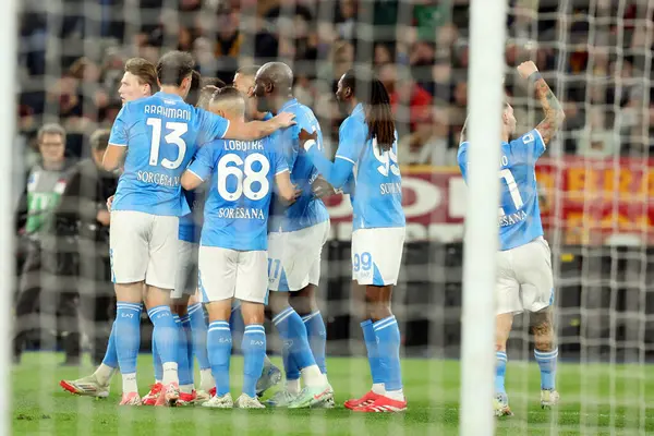 Roma, İtalya 02.02.2025: Napoli 'li Leonardo Spinazzola 2 Şubat 2025' te Roma 'da Stadio Olimpico' da oynanan SSC Napoli maçında İtalya Futbol Şampiyonası Serie A Enilive 2024-2025 maçında golü attı ve takımla birlikte kutladı..