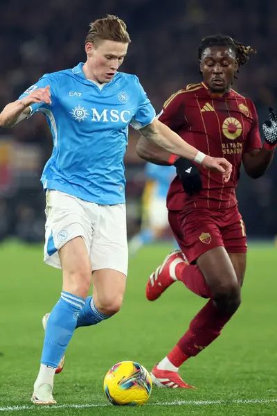 Roma, İtalya 02.02.2025: Napoli 'den Scott Mctominay, İtalya futbol şampiyonası sırasında Roma' dan Manu Kone Serie A Enilive 2025-2025 AS Roma-SSC Napoli karşılaşması 2 Şubat 2025 'te Roma' daki Stadio Olimpico 'da.