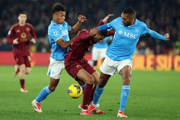 Roma, İtalya 02.02.2025: Napoli 'den David Neres Campos, Roma' dan Devyne Rensch, İtalya 'dan Juan Jesus İtalya' dan Serie A Enilive 2024-2025 Roma-SSC Napoli maçında Roma 'daki Stadio Olimpico' da 2 Şubat 2025.