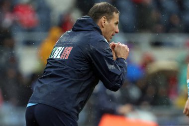 Roma, İtalya 08.02.2025: Gonzalo Quesada İtalya teknik direktörü Guinness Altı Milletler 2025 rugby karşılaşması öncesinde İtalya ile Galler arasındaki Stadio Olimpico karşılaşmasında ısınırken görüldü.