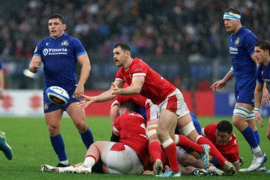 Roma, İtalya 08.02.2025: Galler 'den Tomos Williams, Stadio Olimpico' da İtalya Galler ile Galler arasında oynanan Guinness Altı Milletler 2025 rugby maçı sırasında görev başında görüldü.