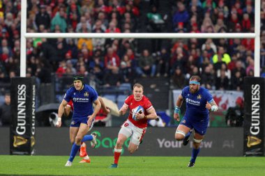 Roma, İtalya 08.02.2025: İtalya 'dan Niccol CANNONE, İtalya' dan Simone FERRARI, İtalya 'dan Simone FERRARI, İtalya' dan Galler 'e karşı Stadio Olimpico' da oynanan 2025 rugby karşılaşmasında görev aldı.