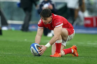 Roma, İtalya 08.02.2025: Galler 'den Dan Edwards, İtalya ile Galler Stadyumu Olimpiyatları arasında oynanan Guinness Altı Milletler 2025 ragbi maçı sırasında görev başında görüldü.