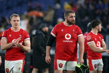 Roma, İtalya 08.02.2025: Galler 'den James Botham, Galler' den Nicky Smith, İtalya ile Galler Stadyumu Olimpico maçında oynanan Guinness Altı Milletler 2025 rugby maçı sırasında görev başında görüldü..