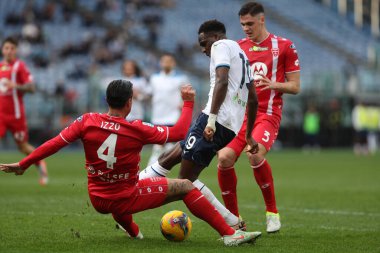 Roma, İtalya 9.02.2025: Monza 'dan Armando Izzo, Lazio' dan Boulaye Dia, İtalya futbol şampiyonluğu sırasında Monza 'dan Stefan Lekoviç Serie A Enilive 2024-2025 karşılaşmasında SS Lazio, Roma' daki Stadio Olimpico 'da AC Monza' ya karşı.