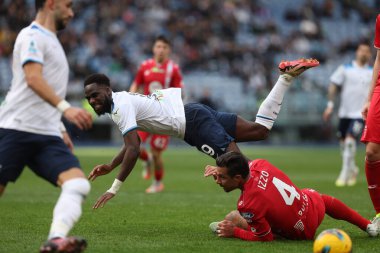 Roma, İtalya 9.02.2025: Monza 'dan Armando Izzo, Lazio' dan Boulaye Dia, İtalya futbol şampiyonası Serie A Enilive 2024-2025 karşılaşmasında SS Lazio, Roma 'daki Stadio Olimpico' da AC Monza 'ya karşı..