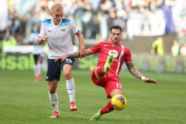Roma, İtalya 9.02.2025: Monza 'dan Pedro Pereira, İtalya futbol şampiyonluğu sırasında Lazio' dan Gustav Isaksen Serie A Enilive 2024-2025 karşılaşmasında SS Lazio, Roma 'daki Stadio Olimpico' da AC Monza 'ya karşı.