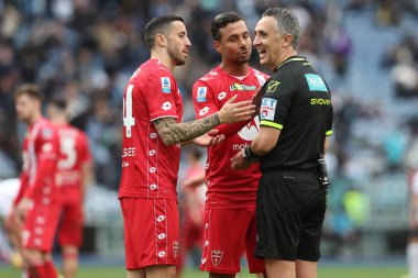 Roma, İtalya 9.02.2025: Monza 'dan Armando Izzo İtalya futbol şampiyonluğu sırasında hakem Aureliano ile protesto yaptı Serie A Enilive 2024-2025 karşılaşması SS Lazio ile Roma' daki Stadio Olimpico 'da AC Monza karşılaşması.