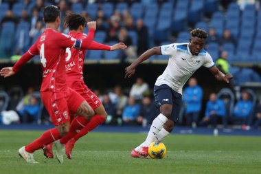 Roma, İtalya 9.02.2025: Lazio 'dan Fisayo Dele-Bashiru 5-1 gol attı ve İtalya futbol şampiyonası Serie A Enilive 2024-2025 karşılaşmasında takımla birlikte Roma' daki Stadio Olimpico 'da SS Lazio' ya karşı AC Monza karşılaşmasını kutladı..