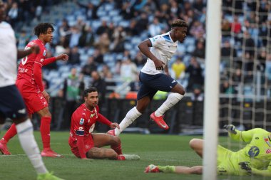Roma, İtalya 9.02.2025: Lazio 'dan Fisayo Dele-Bashiru 5-1 gol attı ve İtalya futbol şampiyonası Serie A Enilive 2024-2025 karşılaşmasında takımla birlikte Roma' daki Stadio Olimpico 'da SS Lazio' ya karşı AC Monza karşılaşmasını kutladı..