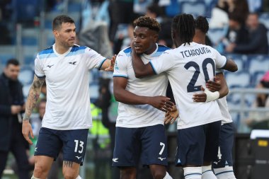 Roma, İtalya 9.02.2025: Lazio 'dan Fisayo Dele-Bashiru 5-1 gol attı ve İtalya futbol şampiyonası Serie A Enilive 2024-2025 karşılaşmasında takımla birlikte Roma' daki Stadio Olimpico 'da SS Lazio' ya karşı AC Monza karşılaşmasını kutladı..