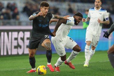 Roma, İtalya 15.02.2025: Lazio 'dan Nuno Tavares, Napoli' den Giovanni Di Lorenzo İtalya Futbol Şampiyonası 'nda Serie A Enilive 2024-2025 SSC Napoli' ye karşı Roma Olimpiyat Stadyumu 'nda oynanan SS Lazio maçı.