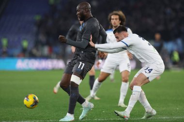 Roma, İtalya 15.02.2025: Napoli 'den Romelu Lukaku, İtalya futbol şampiyonluğu sırasında Lazio' dan Mario Gila Serie A Enilive 2024-2025 karşılaşmasında SS Lazio ile SSC Napoli Roma Olimpiyat Stadyumu 'nda karşılaşacak..