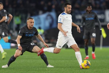 Roma, İtalya 15.02.2025: Lazio 'dan Pedro Rodrguez Ledesma, Napoli' den Stanislav Lobotka İtalya futbol şampiyonası sırasında Serie A Enilive 2024-2025 SSC Napoli 'ye karşı Roma Olimpiyat Stadyumu' nda SS Lazio karşılaşması