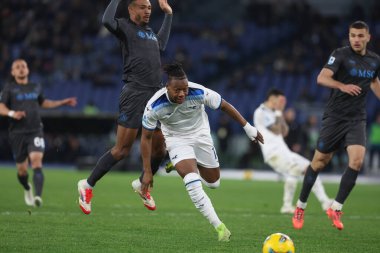 Roma, İtalya 15.02.2025: Napoli 'li Juan İsa, İtalya Futbol Şampiyonası sırasında Lazio' lu Tijjani Noslin Serie A Enilive 2024-2025 karşılaşmasında SS Lazio ile SSC Napoli Roma Olimpiyat Stadyumu 'nda karşılaşacak..