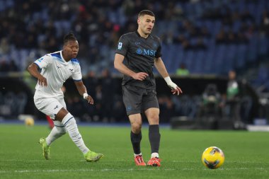 Roma, İtalya 15.02.2025: Lazio 'dan Tijjani Noslin, Napoli' den Matteo Politano İtalya Futbol Şampiyonası sırasında Serie A Enilive 2024-2025 SSC Napoli 'ye karşı Roma Olimpiyat Stadyumu' nda SS Lazio karşılaşması.