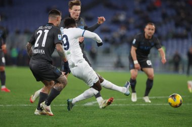Roma, İtalya 15.02.2025: Lazio 'dan Boulaye Dia gol 2-2 ve İtalya futbol şampiyonası Serie A Enilive 2024-2025 maçında Roma Olimpiyat Stadyumu' nda SS Lazio 'ya karşı SSC Napoli maçında takımla birlikte kutlama yaptı..