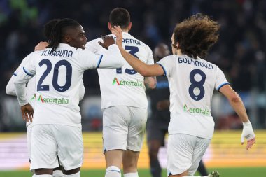 Roma, İtalya 15.02.2025: Lazio 'dan Boulaye Dia gol 2-2 ve İtalya futbol şampiyonası Serie A Enilive 2024-2025 maçında Roma Olimpiyat Stadyumu' nda SS Lazio 'ya karşı SSC Napoli maçında takımla birlikte kutlama yaptı..