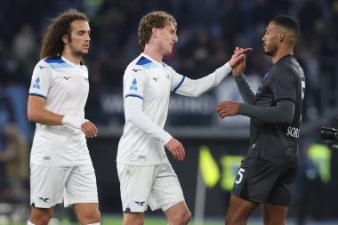 Roma, İtalya 15.02.2025: Lazio 'dan Matteo Guendouzi, Lazio' dan Nicolo Rovella İtalyan futbol şampiyonası Serie A Enilive 2024-2025 karşılaşmasında Napoli 'den Juan Jesus' u selamlıyor..