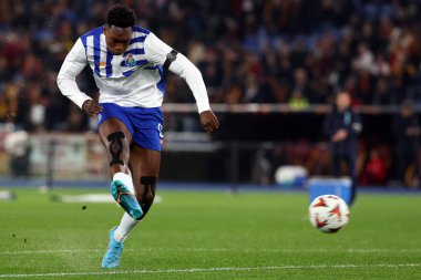 Roma, İtalya 20.02.2025: Uefa Avrupa Ligi 2024-2025 futbol maçı öncesi ısınma turlarında Porto 'lu Samu Aghehowa, Roma' daki Olimpiyat stadyumunda AS Roma FC Porto 'ya karşı play-off..