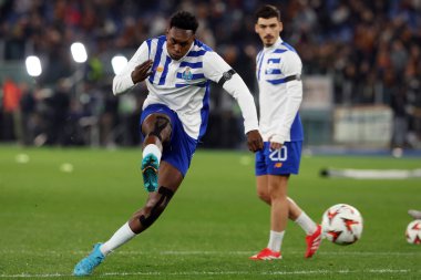 Roma, İtalya 20.02.2025: Uefa Avrupa Ligi 2024-2025 futbol maçı öncesi ısınma turlarında Porto 'lu Samu Aghehowa, Roma' daki Olimpiyat stadyumunda AS Roma FC Porto 'ya karşı play-off..