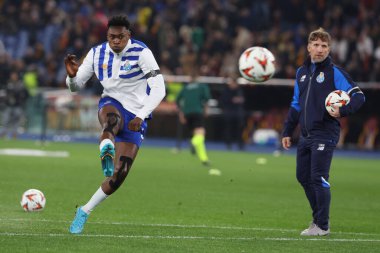 Roma, İtalya 20.02.2025: Uefa Avrupa Ligi 2024-2025 futbol maçı öncesi ısınma turlarında Porto 'lu Samu Aghehowa, Roma' daki Olimpiyat stadyumunda AS Roma FC Porto 'ya karşı play-off..