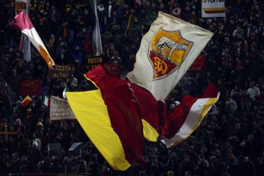 Roma, İtalya 20.02.2025: Roman taraftarlar Uefa Avrupa Ligi 2024-2025 futbol karşılaşması, play-off, AS Romanlar FC Porto 'ya karşı Roma' daki Olimpiyat stadyumunda bayrak sallıyor.